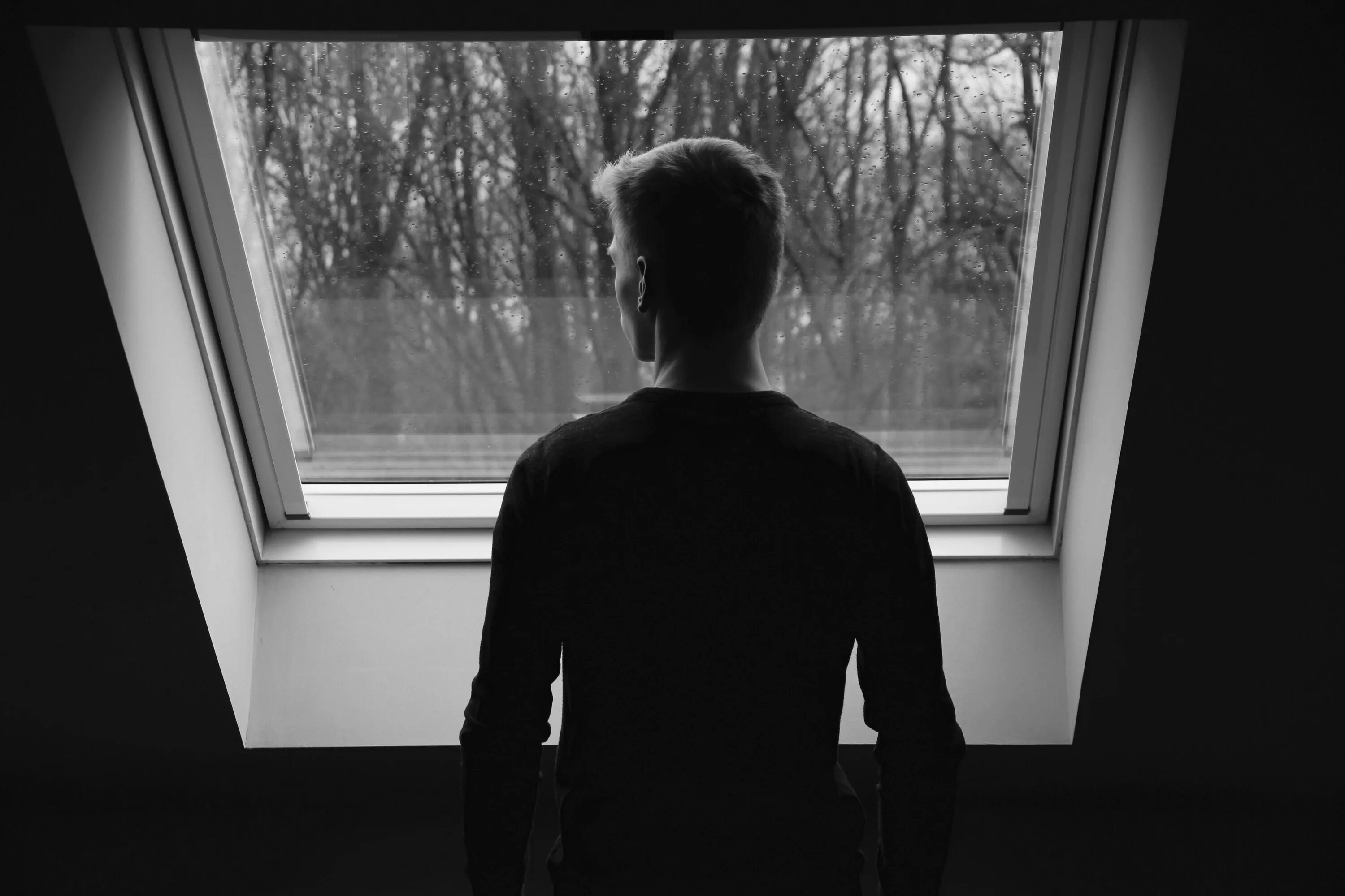 Парень грустит. Она не просто ждет под окном парней. Мужчина спиной у окна. Человек за окном. Одинокий человек у окна.