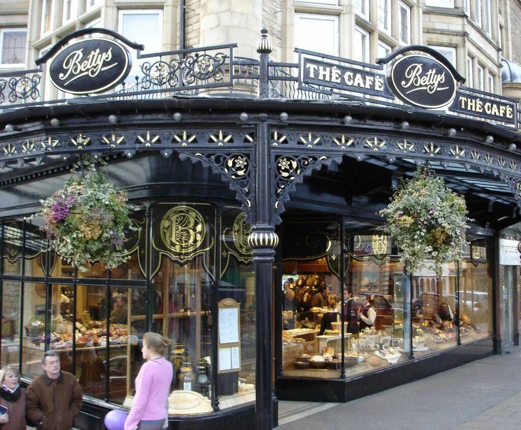 There are shops in london. Bettys Cafe Tea Rooms - York витрина. Первый чайный магазин Англии 1717. Магазин чая в Лондоне. Tea House в Лондоне.