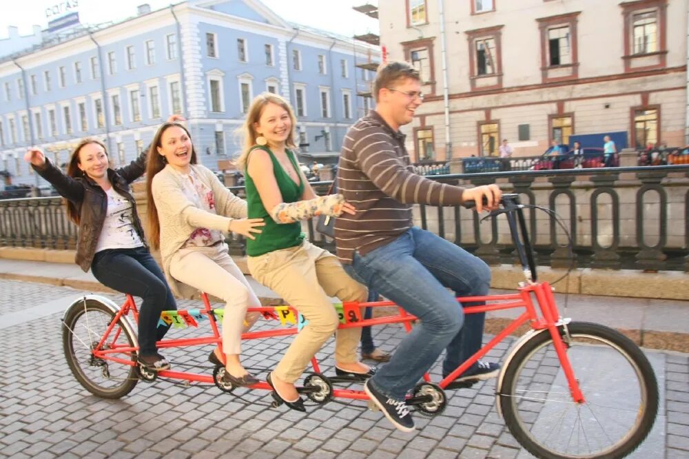 Где можно взять велосипед. Велосипед на 4 человека. Велосипед на четверых. 4 Местный велосипед. Велосипед для четверых человек.