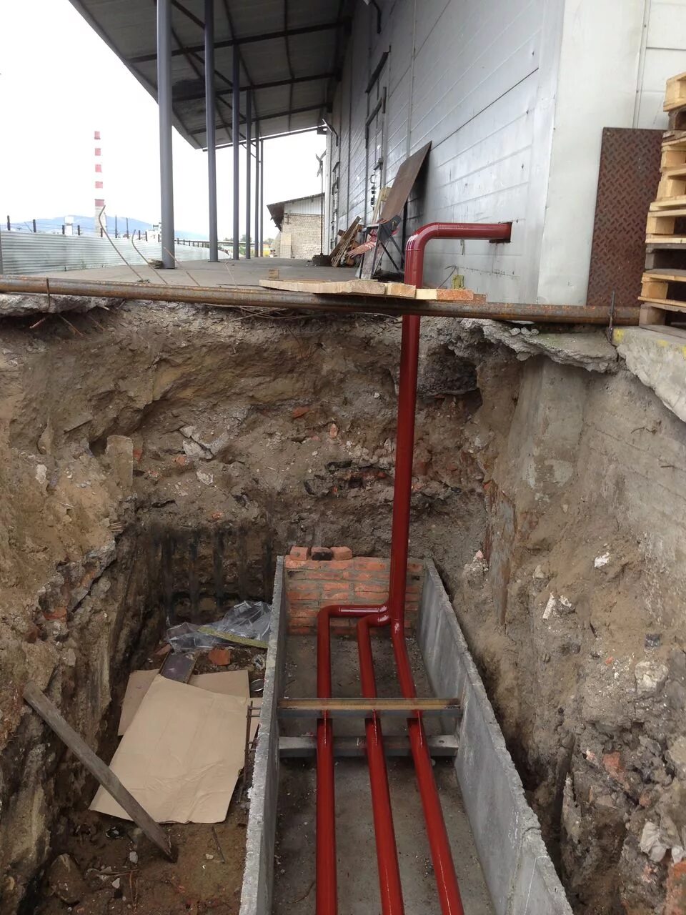 Ввод теплотрассы в здание. Трубы теплотрассы. Ввод теплосети. Гидроизоляция входов труб в цокольный этаж. Задвижка на теплотрассе.