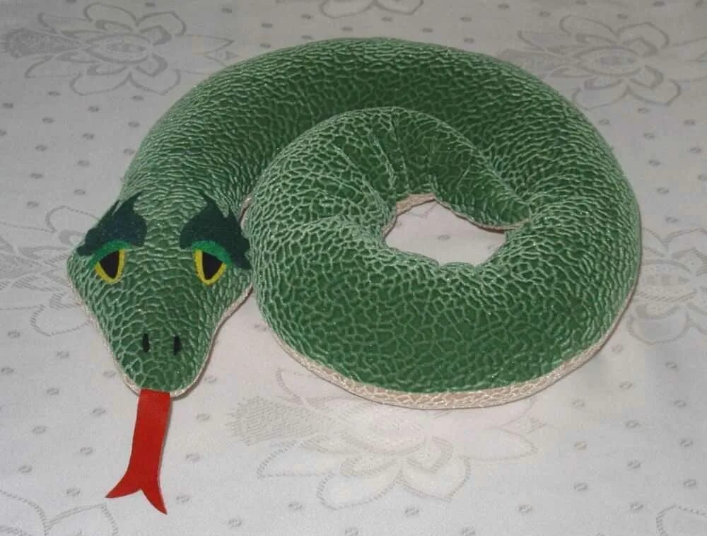Змейка своими руками. Мягкая игрушка змейка. Мягкая игрушка змея. Мягкая игрушка змея большая. Игрушка змея из ткани.