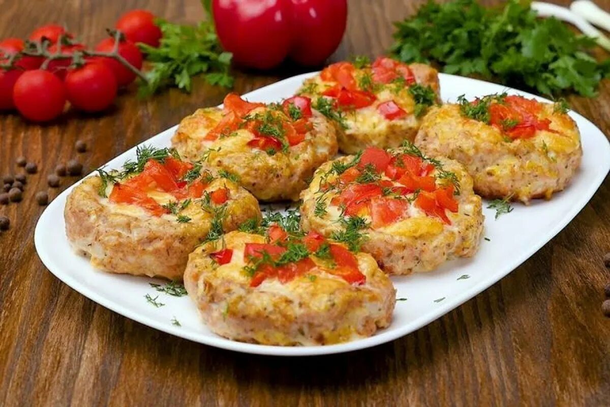 Что вкусного приготовить из фарша индейки. Блюда из куриного фарша. Мясные гнездышки из фарша. Котлеты из фарша в духовке. Куриное гнездо блюдо.