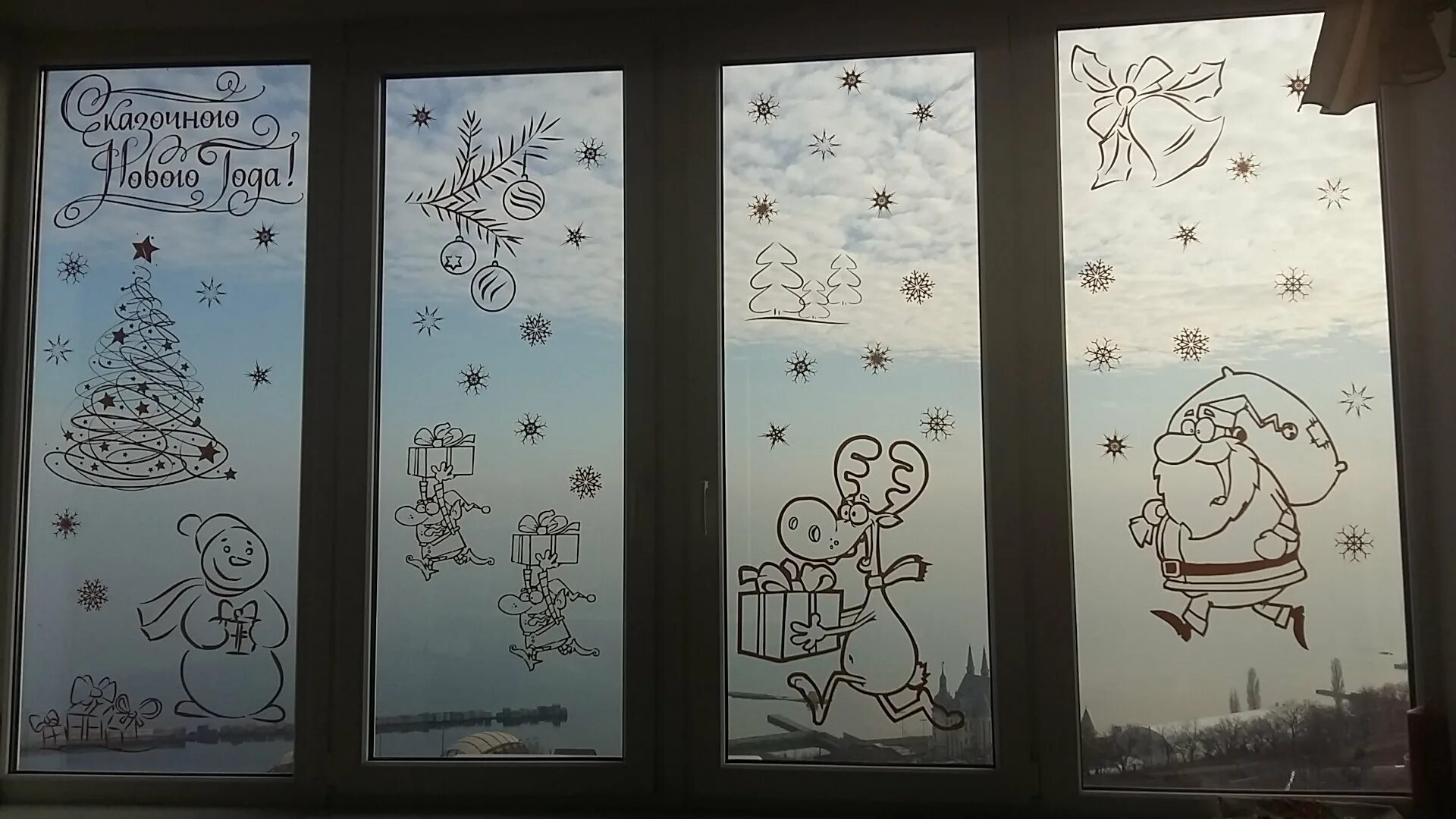 Красивые рисунки на окна. Украшения на окна. Украсить окна к новому году. Новогодние рисунки на окнах. Украшение окон к новому году 2021.
