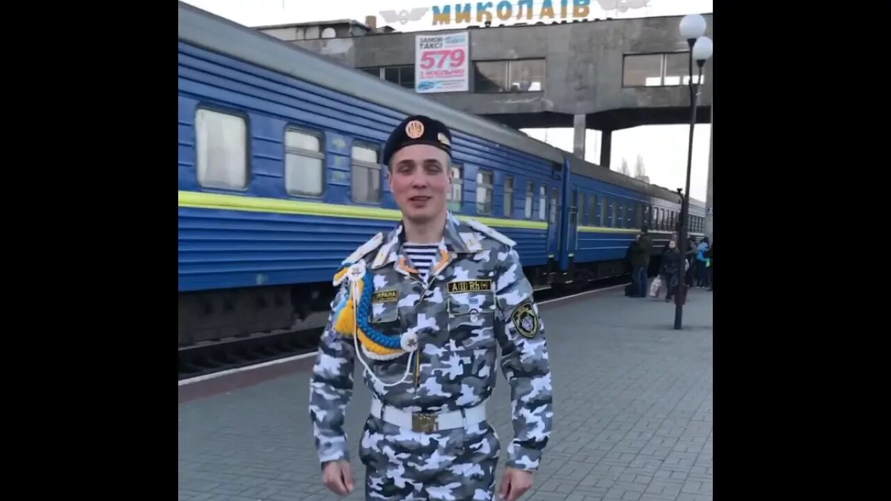 Дембеля в поезде. Песня дембелей еду домой. Дембеля на вокзале. Песня дембелей еду домой. Песня дембелей еду домой.