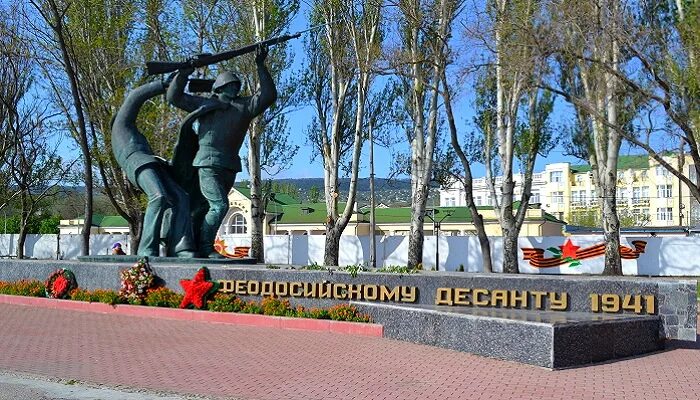 Феодосия памятник феодосийскому десанту. Памятник воинам керченско-феодосийского десанта. Феодосия памятник феодосийскому десанту. Керчь памятники керченско-феодосийскому десанту. Памятники керченско феодосийской операции.