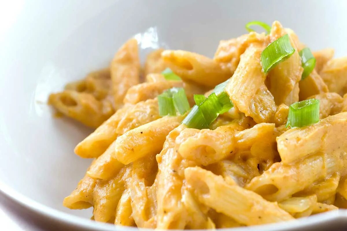 Паста карри рецепт. Пенне Альфредо. Köri Soslu Penne. Пенне с курицей и карри. Пенне с курицей и тыквой.