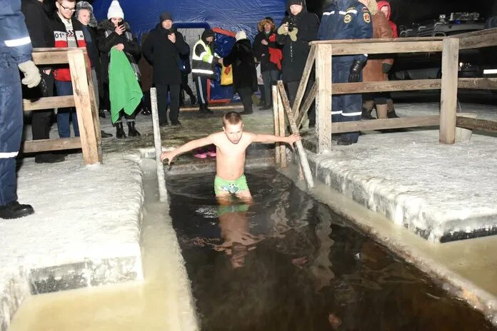 Обмакнуть в воду. Вода зимой на крещение. Крещение в реке. Крещение на реке Томь 23.06.2022. Феномен крещенской воды.