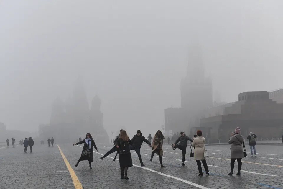 Условиях сильного тумана. Сильный туман. Сильный туман в Москве. Москву окутал туман. Сильный туман в Сан Марино.