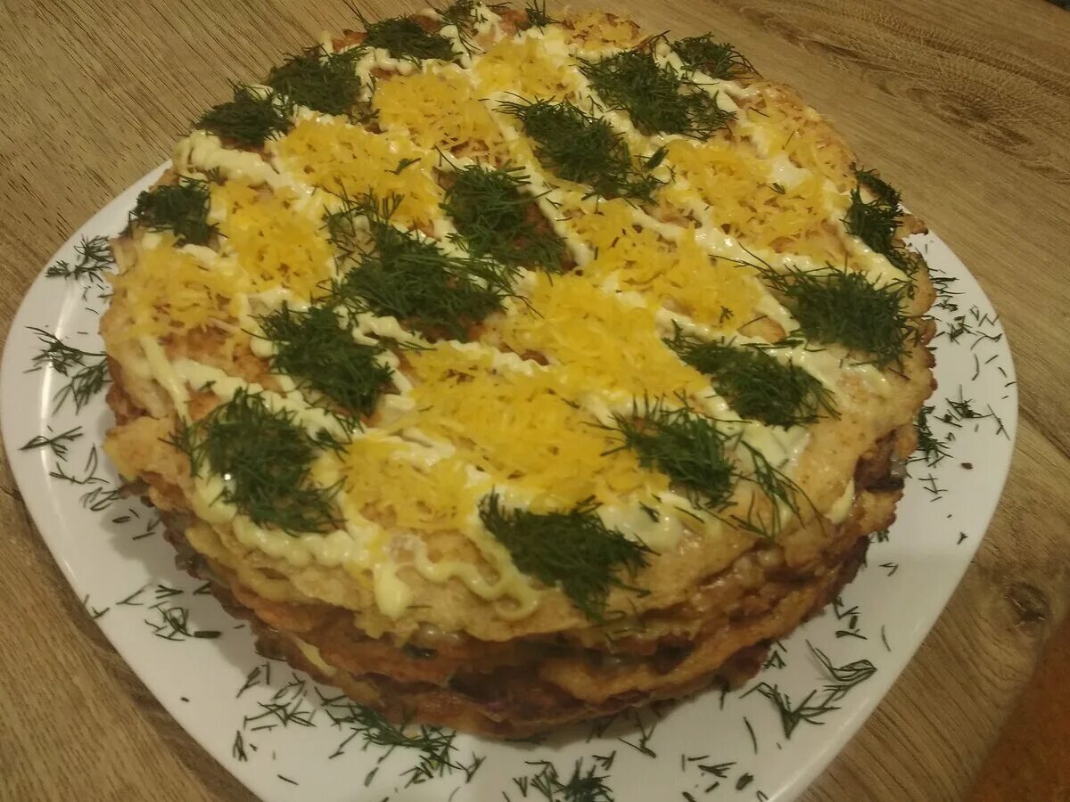 Куриный закусочный торт. Печеночный торт. закусочный куриный торт. украсить закусочный торт.