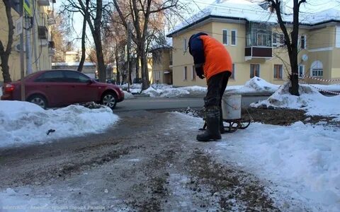 Посыпать песком