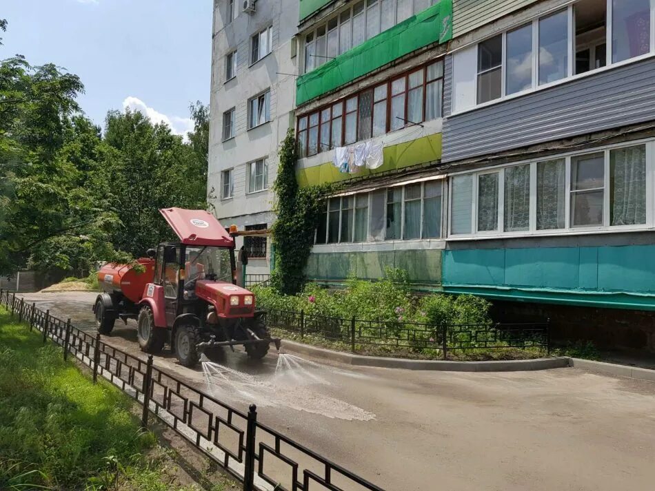 Воронеж управляющие компании жкх. Трактор поливает во дворе. воронежские дворики. ук воронеж. управляющая компания большая 16.
