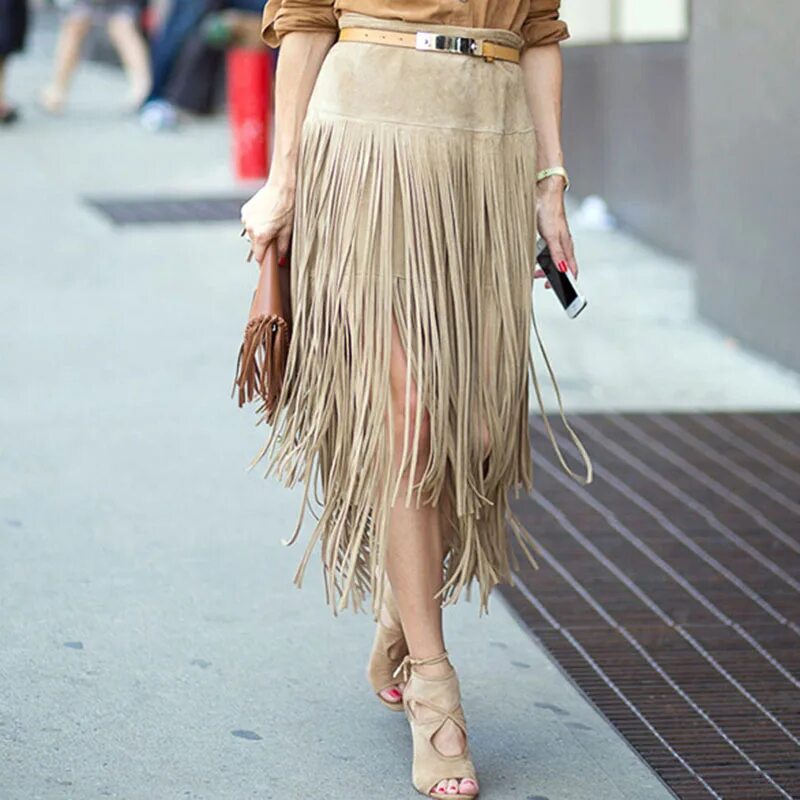 стильные юбки. анна делло руссо 2020. стильные юбки. сумки с бахромой 2022 тренд. платье с бахромой образ.