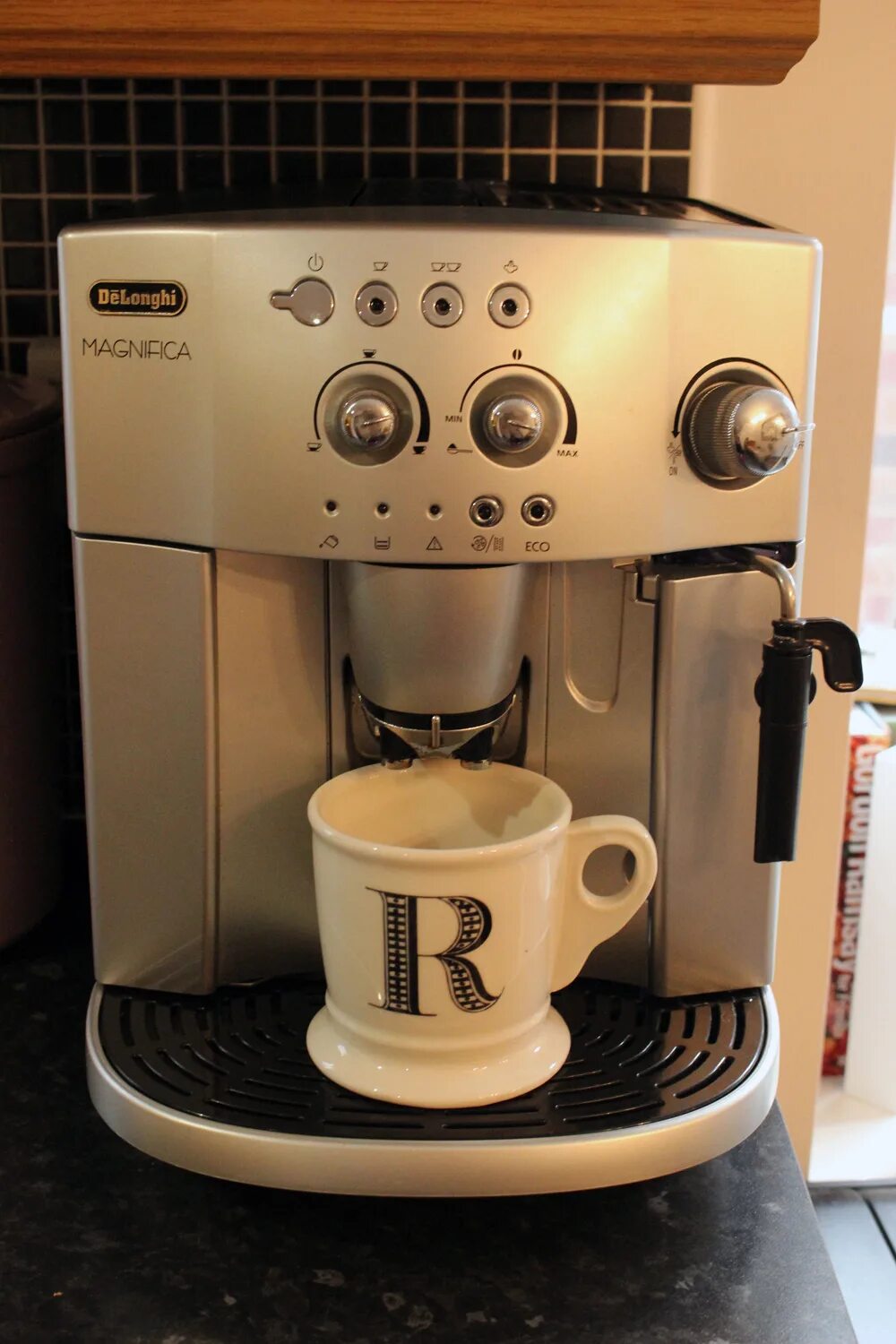 Кофемашина в пятерочке. Кофемашина 4200. Кофемашина de'longhi magnifica esam 4200. Кофемашина 4200. Кофемашина delonghi esam 4200.