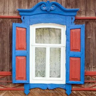 Окно с наличниками и ставнями