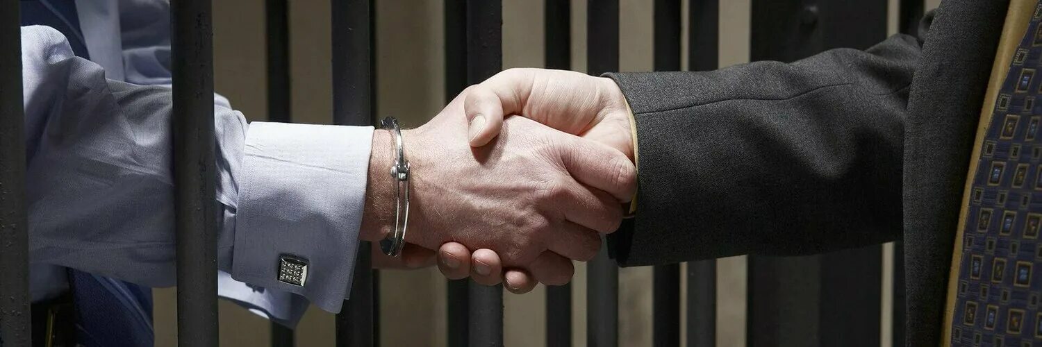 защита обвиняемого адвокатом.