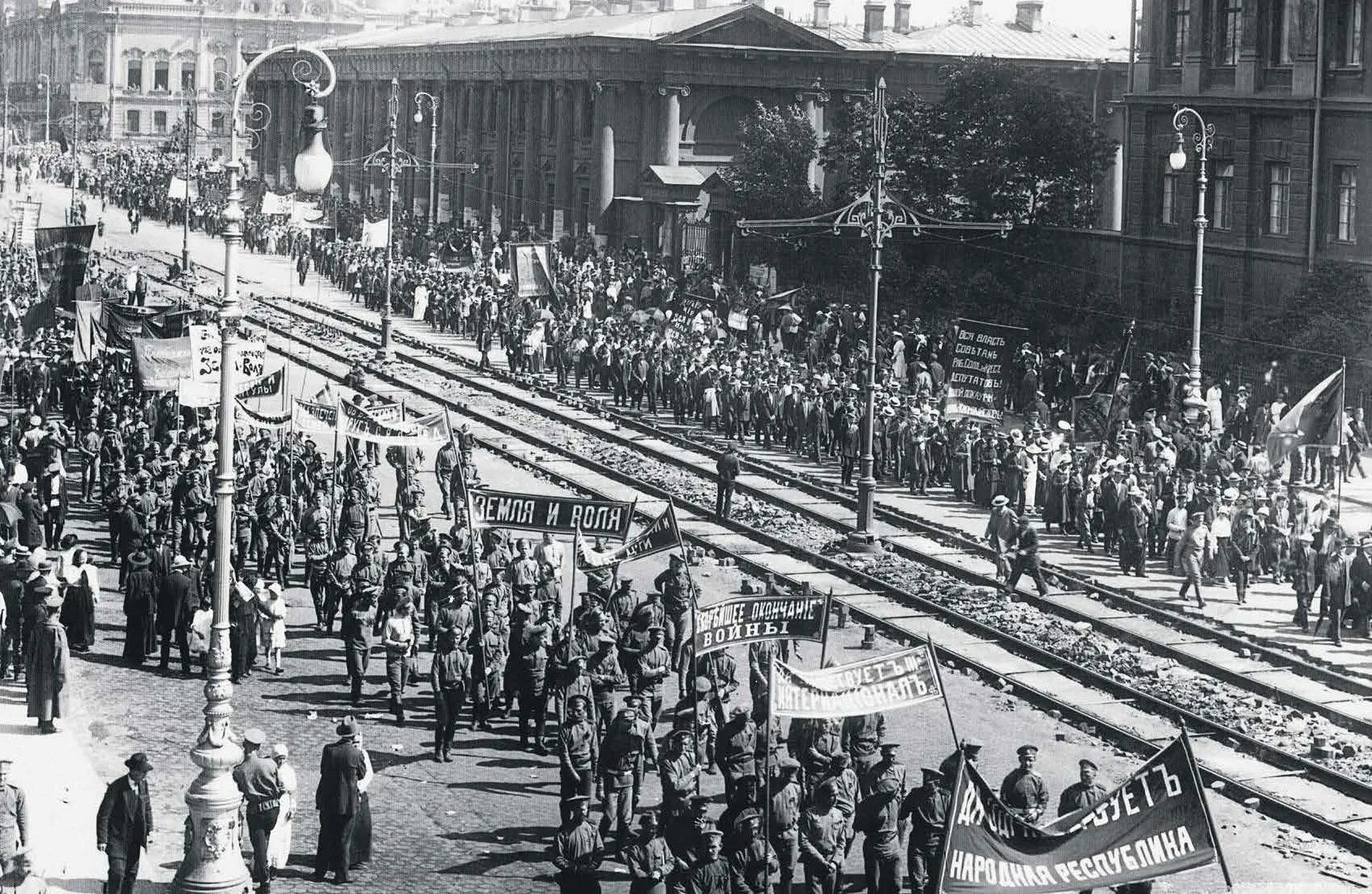 Движение на москву гражданской войны. Петроград февраль 1917. Кадры революции 1917. Революция 1917 года в России.