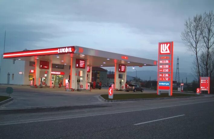 Lukoil. Лукойл баннер. ООО Лукойл. Лукойл в Европе. Лукойл полный бак