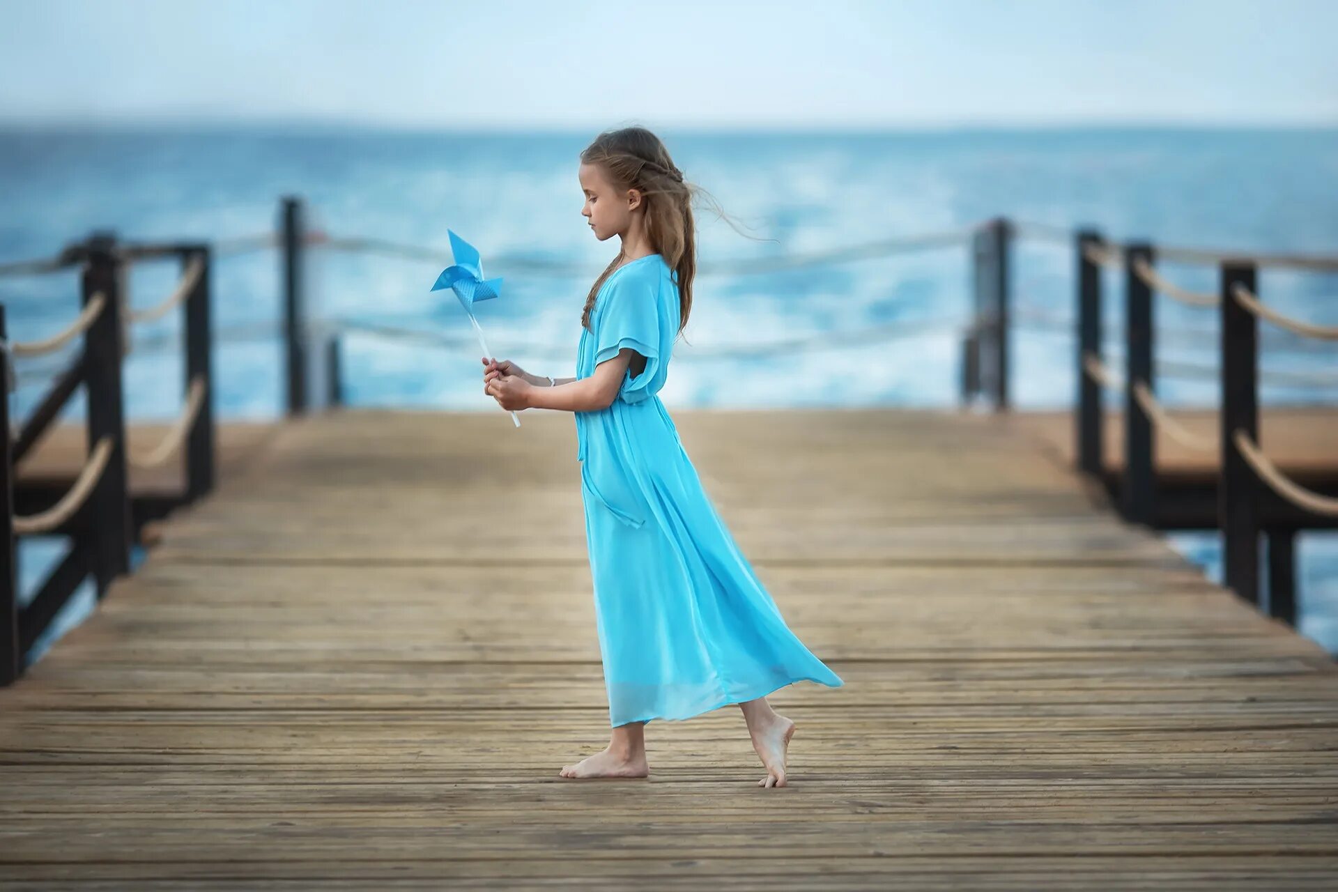 Мама в синем платье. Девочка в голубом платье. Платье для девочки. Девочка на море. Девушка в голубом платье.