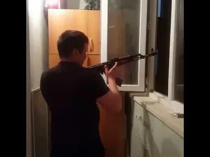 Стрелял из окна