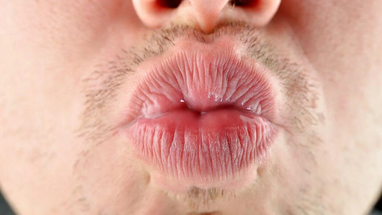 Мужские губы поцелуй. Губы парня. Мужские губки.