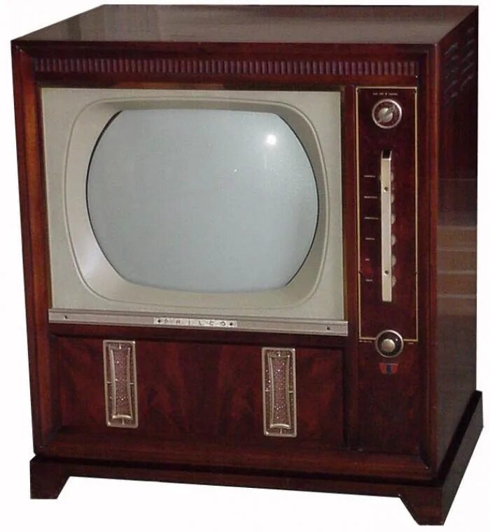 Когда был первый телевизор. Первый телевизор. Старый телевизор. Телевизор 20 века. Старинный телевизор.