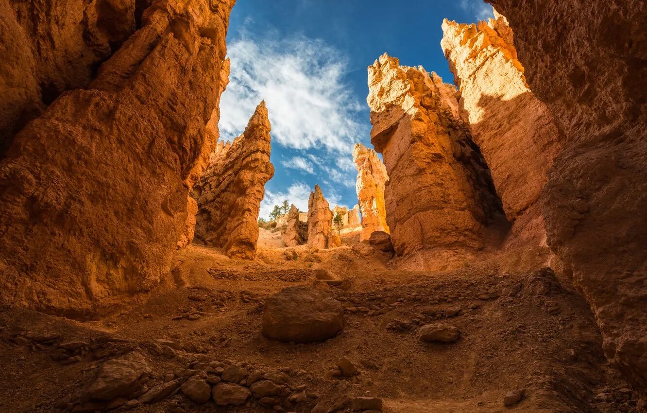 Скалы ущелье. Горная река в каньоне. Каньон вади дисса. Скалы ущелье. Каньон , расщелина.