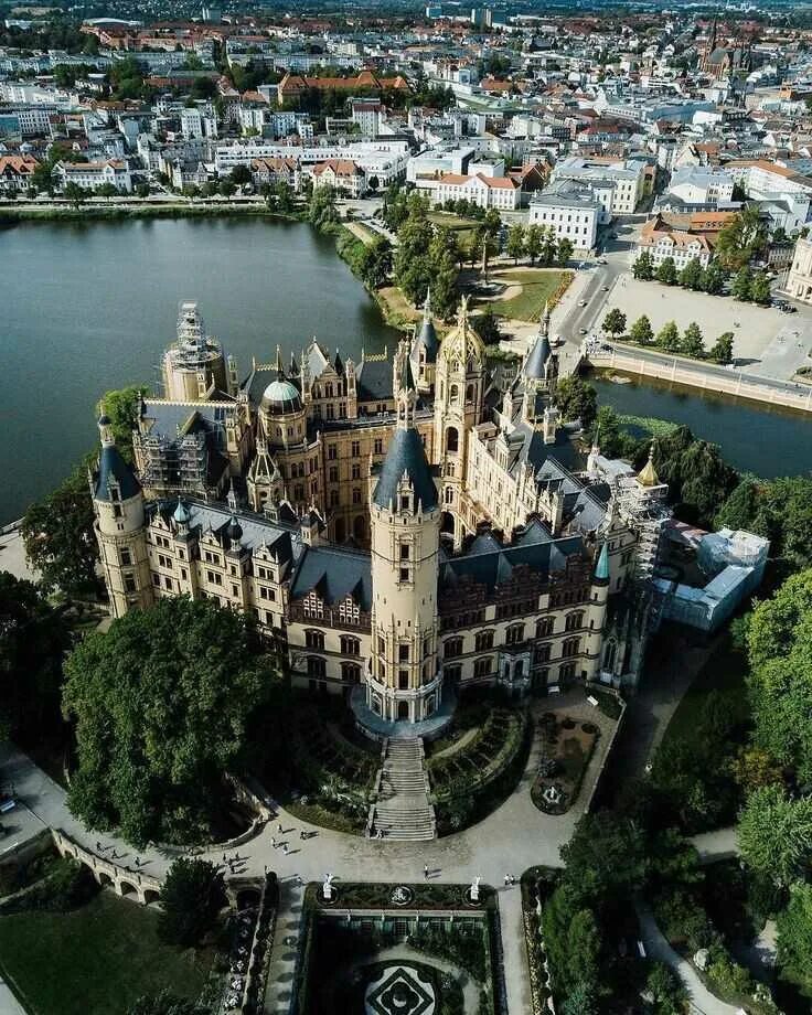 Какие достопримечательности есть в германии. Шверинский замок Шверин. Шверинский замок (Schweriner Schloss), Германия. Мекленбург-передняя Померания Шверинский замок. Достопримечательности города Шверин Германия.