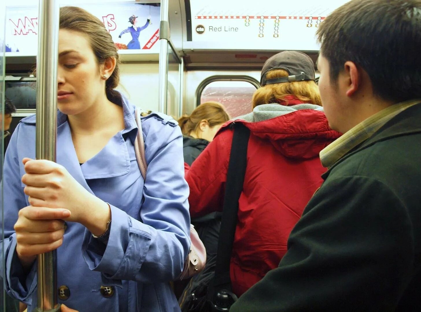 Что делать если тошнит в автобусе. Женщины в общественном транспорте. укачивание в транспорте. укачивает в автобусе. прижимаются в общественном транспорте.