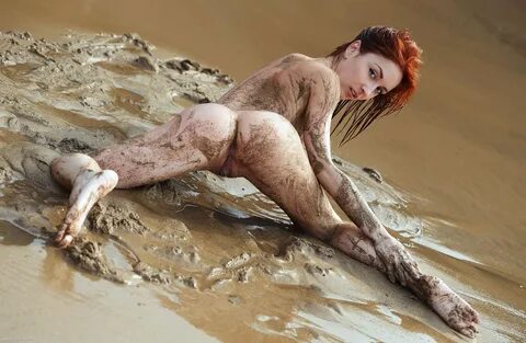 Голая женщина моют грязью в попу (58 фото) .