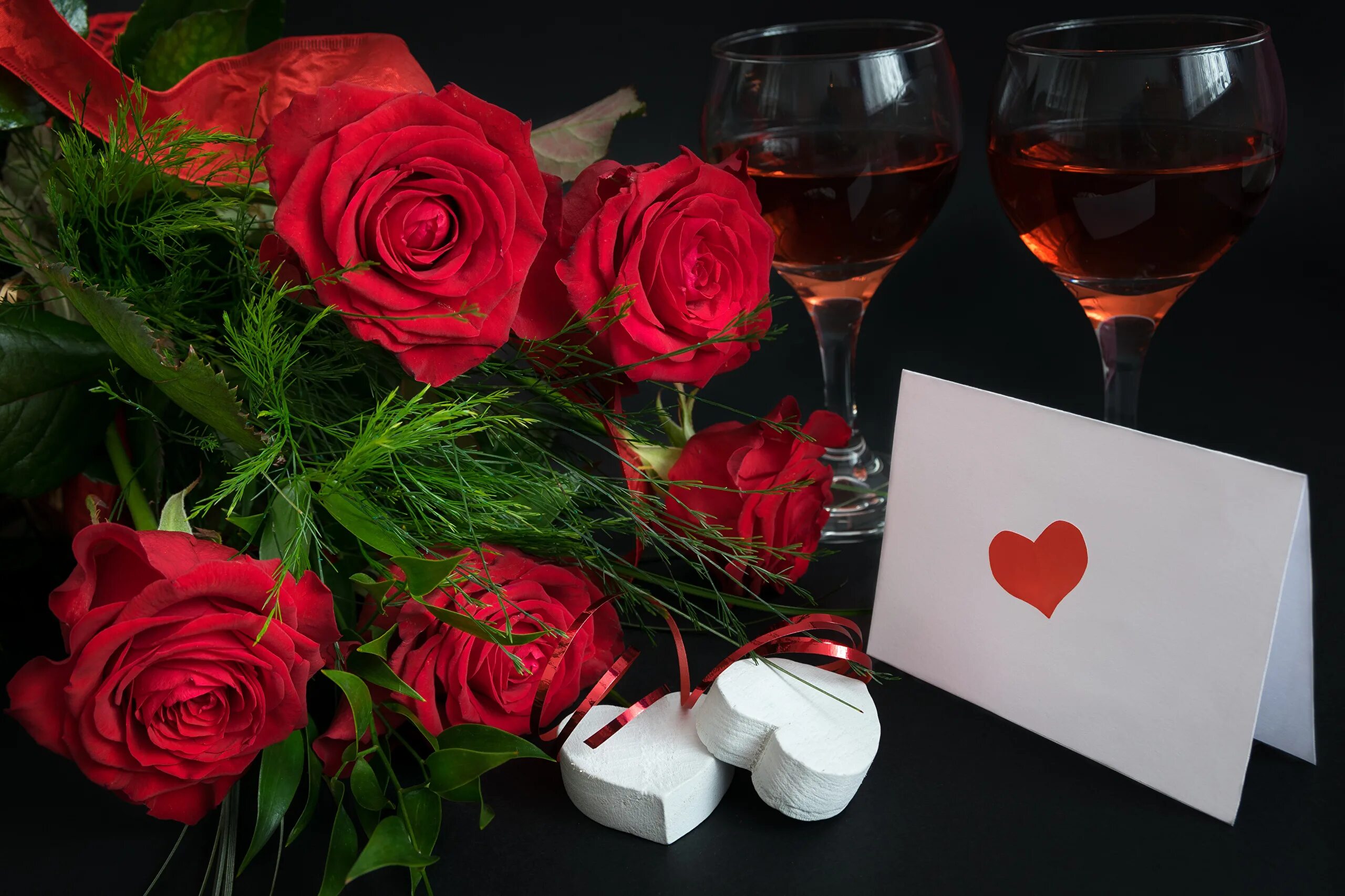 Цвета романтиков. Романтические цветы. Романтические букеты роз. Шикарный романтический букет. Цветы и вино вечером романтика.