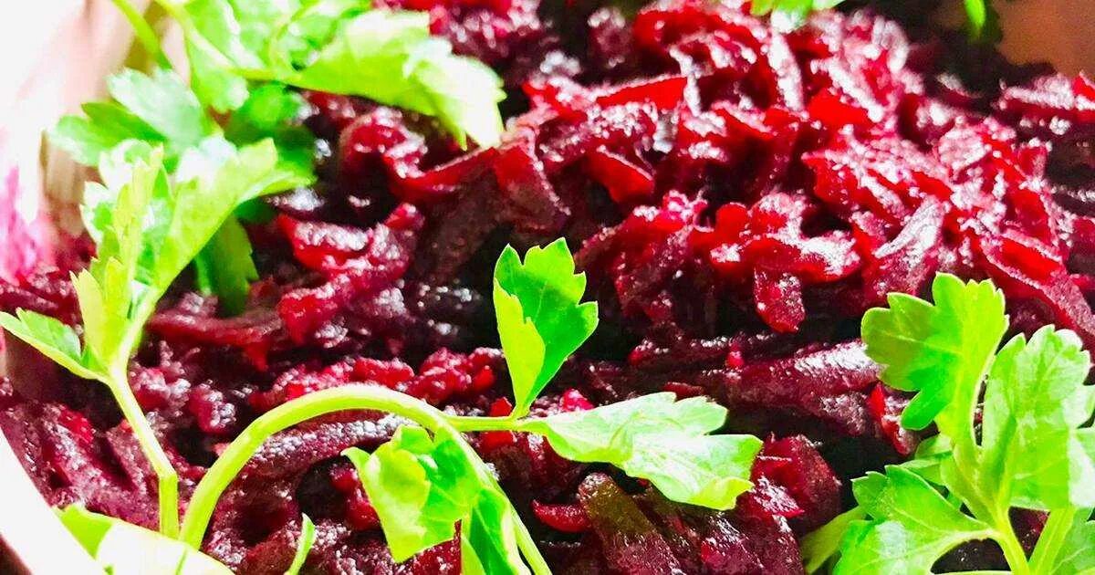 Свекольный салат. Свекла с растительным маслом. Салат с капустой и свеклой. Салат из свеклы с чесноком. Свекла с орехами.