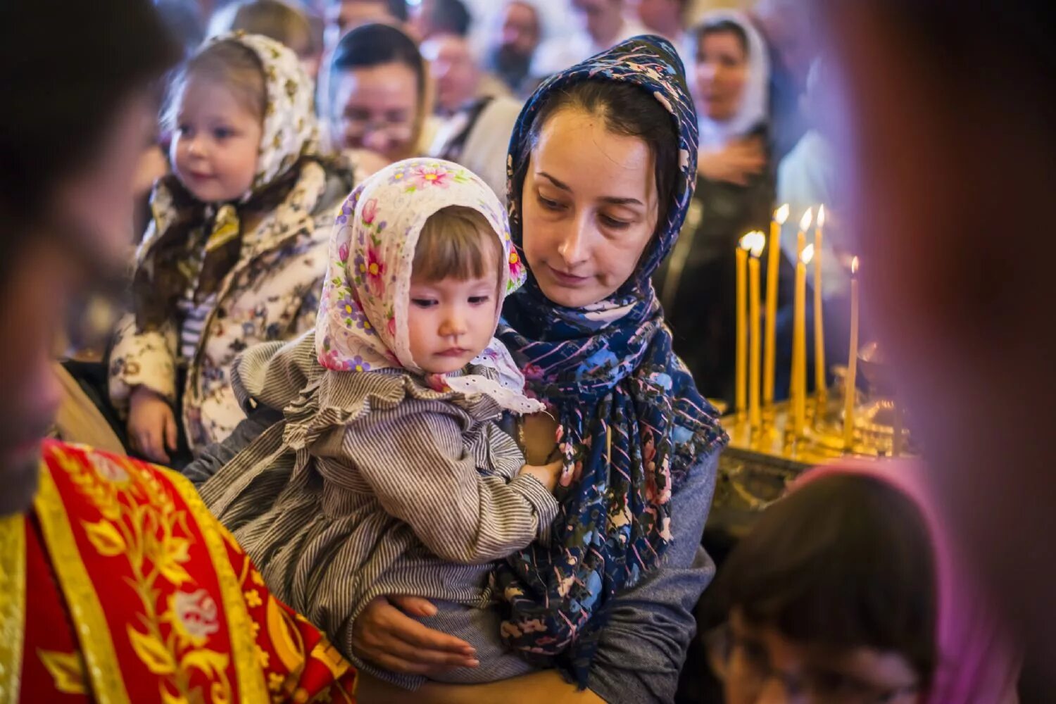 Дети в храме. Православный храм. Дети в православном храме. Мама с ребенком в храме.