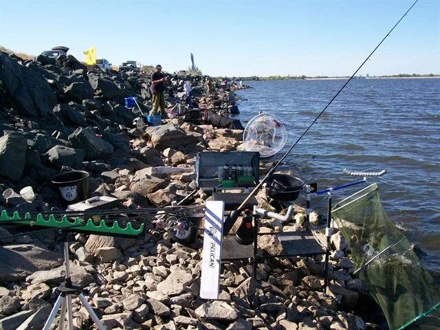 Сорочинское водохранилище рыбалка. Сорочинское водохранилище Оренбургской области. Сорочинское водохранилище сомы. Рыбалка в Сорочинском водохранилище. Сброс воды в сорочинском водохранилище