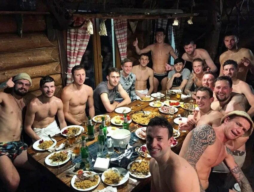 Русские мужики русскими бабами. Застолье в сауне. Мужики за столом после бани. Пацаны в бане. В бане за столом.