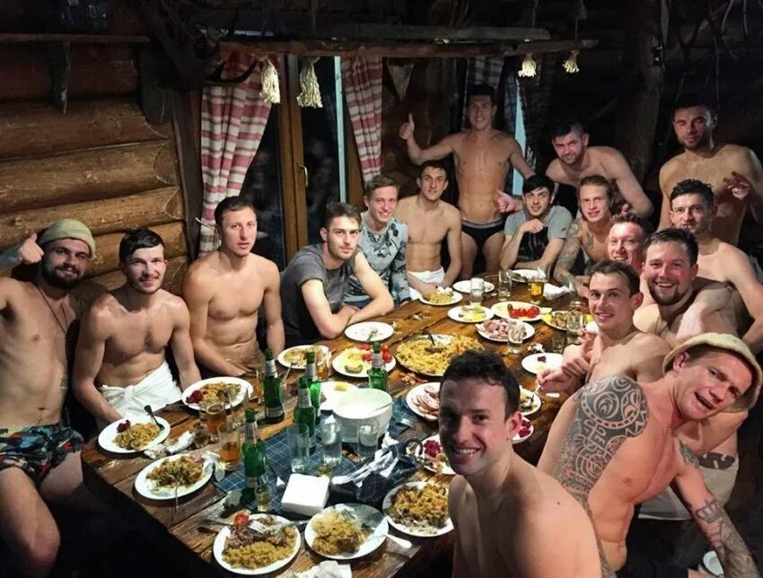 Парни в бане телеграмм. Застолье в бане. застолье после бани. пацаны в бане. застолье в баньке.