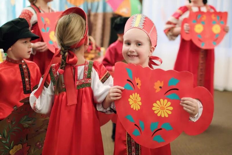 ансамбль музыкальных инструментов. танцы в детском саду. детский фольклорный ансамбль. костюмы для фольклора. фольклорное занятие в детском саду.