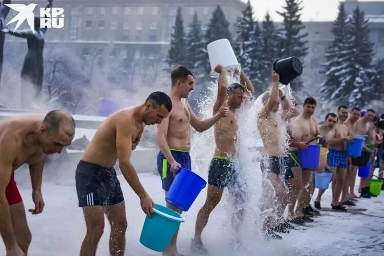 Обливание водой. Обливание холодной водой. Закаливание обливание водой и снегом. Обливание холодной водой площадь Ленина Новосибирск.