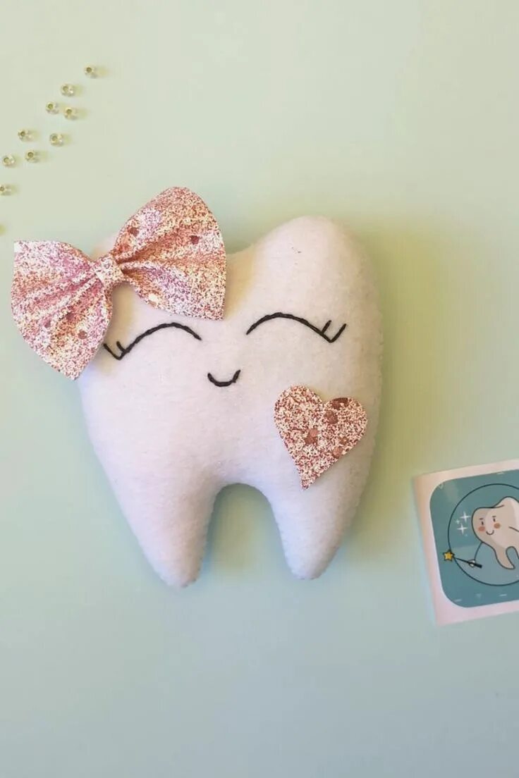 Зуб из фетра. Брошки из полимерной глины. Поделка зуб. Красивый зубик. Подушка в форме зуба.