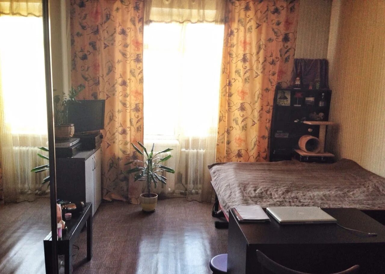 Сосед продает комнату в коммуналке. Комната в коммунальной квартире Москва. Комната в коммуналке. Комната в коммуналке в Москве. Съема комнаты в коммуналке.