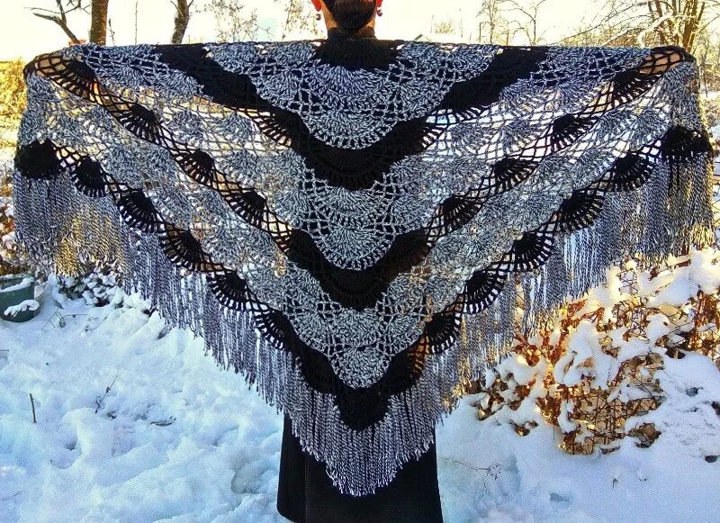 Оренбургский пуховый платок шаль. Женщина в пуховом платке. Kristina vilimaite, а шаль называется secession на русском. Бактус павлин. Шали крючком.