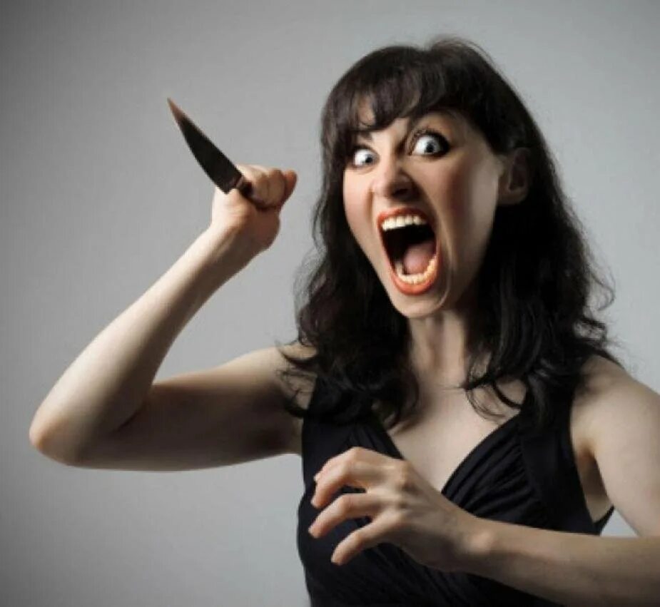 Очень злая жена. Женщина со скалкой. Разъяренная женщина. Женщина со сковородой и скалкой. Злая жена.