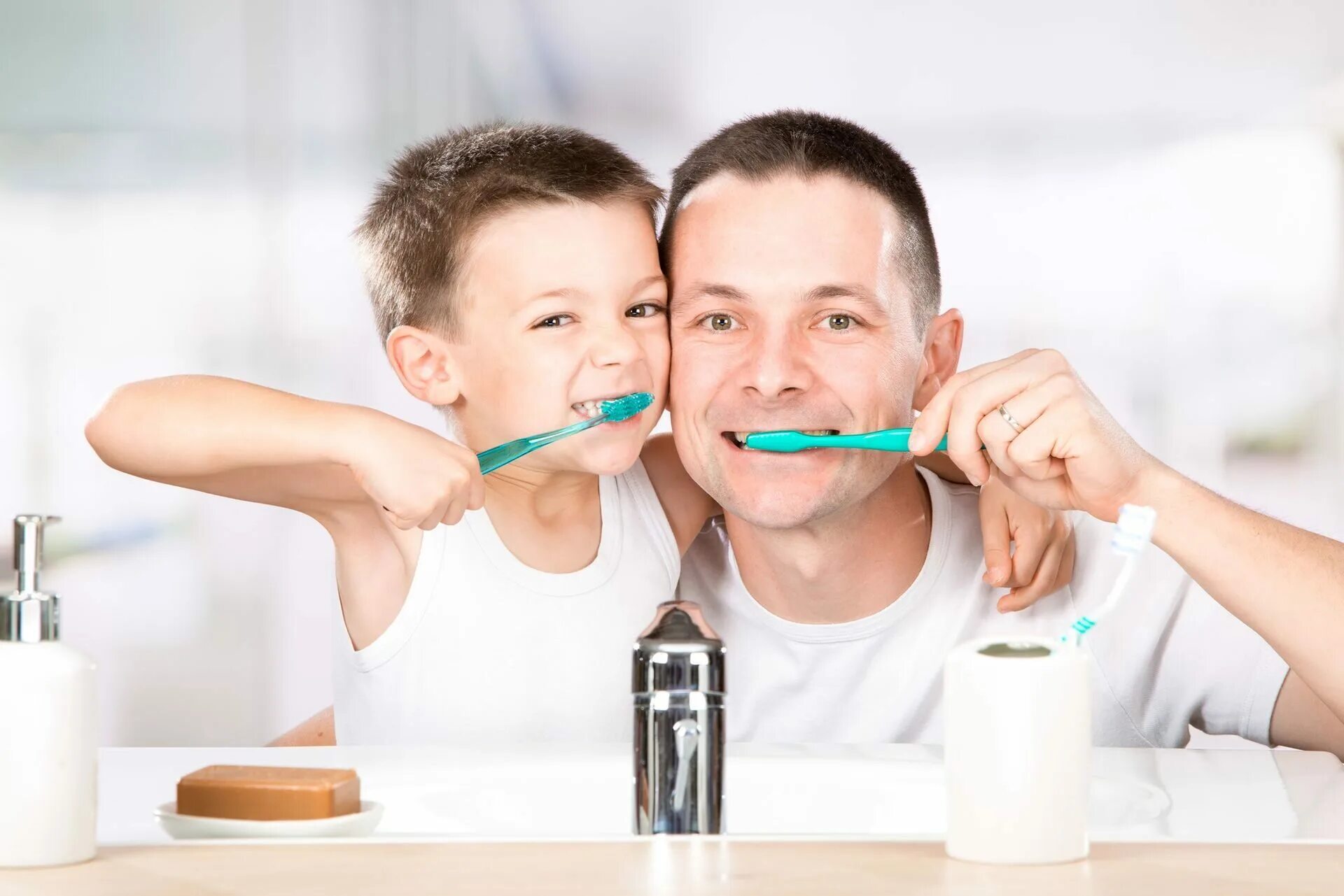 Ухаживаете за папой. Чистим зубы!. Ребенок чистит зубы. Детские и взрослые зубы.