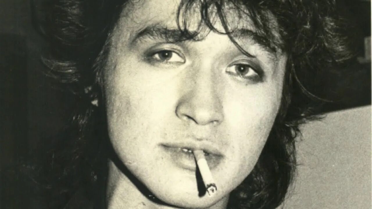 Курящий цой. Курящий цой. Курящий виктор цой. Виктор цой фото. Виктор цой курит.