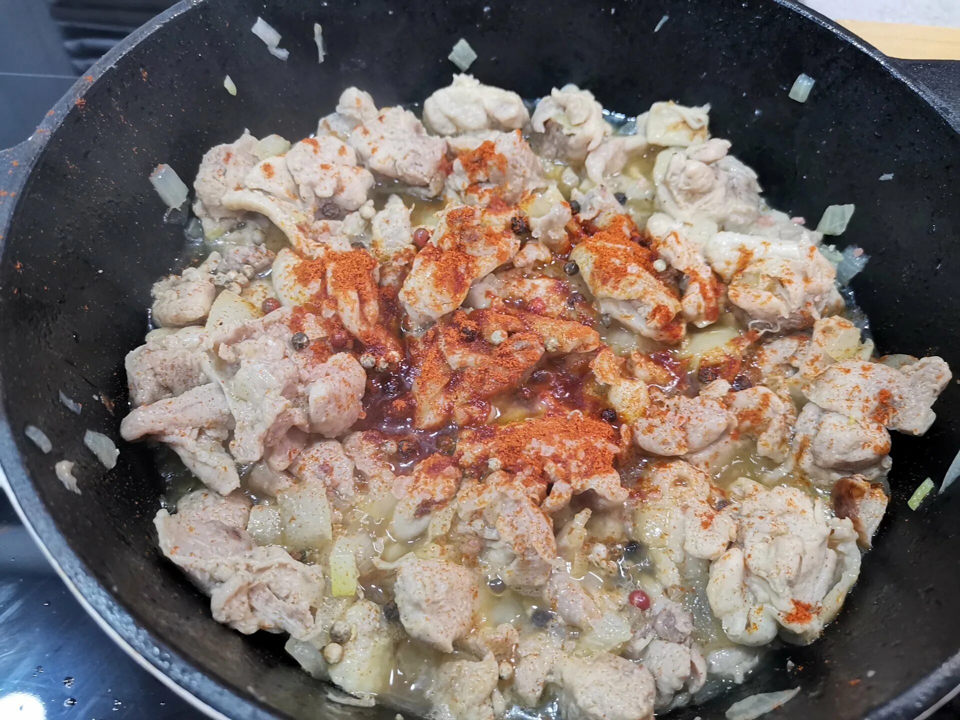 Гуляш из филе рецепт. Гуляш из курицы. гуляш из филе курицы. гуляш из куриной грудки. гуляш куриный.