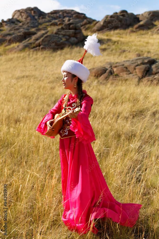 Девушка в казахском костюме. Девочки казашки в нац костюмах. Казахская девушка в национальном костюме. Девушка в казахском национальном костюме с домброй. Красивие девушка казашка в национальном костюме.