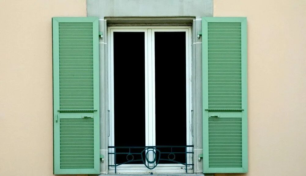 Ставни на окна деревянные наружные. Зеленые ставни жалюзийные европа. Через неплотно притворе 1 ые ставни. Ставни жалюзийные металлические. Пластиковые оконные stavni.