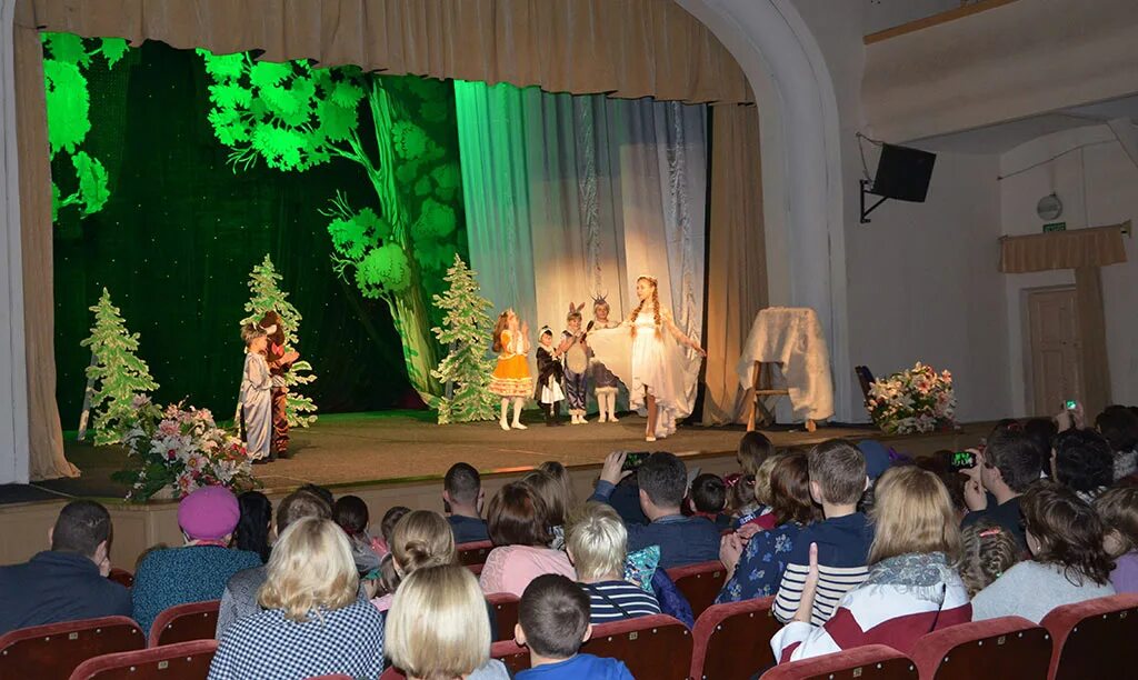 Драматический театр ивантеевка. Музыкально драматический театр ивантеевка. Ивантеевский музыкально драматический театр. Изобретательная влюбленная спектакль магнитогорск. Драматический театр ивантеевка.