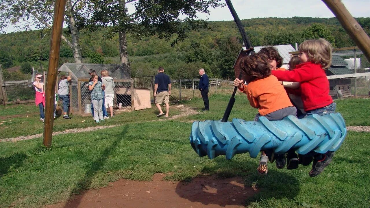 Детская площадка ферма. Recycled Tires into Kids Playground. Tire Swing. Pushing each other on Tire Swings. Swing zona com ru