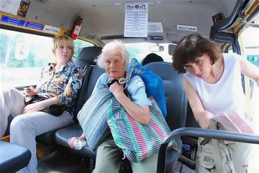 В автобусе ехало несколько. Бабушка в транспорте. Бабки в автобусе. Бабушка в маршрутке. Авто автобус.