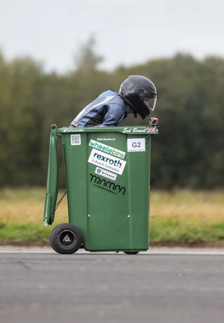 дом на колесах фильм. сломалась машина на трассе. сломалась машина. иду на колесах. старушка с тележкой.